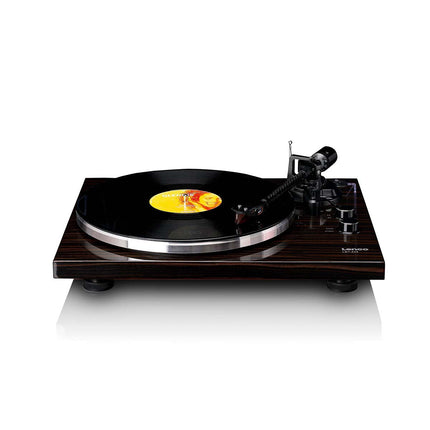 Lenco LBT-345 în finisaj nuc, cu un disc de vinil pe platan