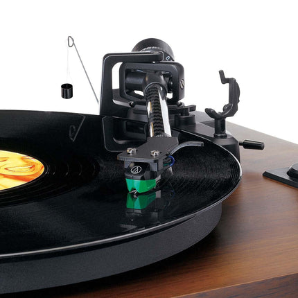 Brațul din fibră de carbon al Lenco LS-600, cu doza Audio-Technica pe un disc de vinil și greutatea anti-skating