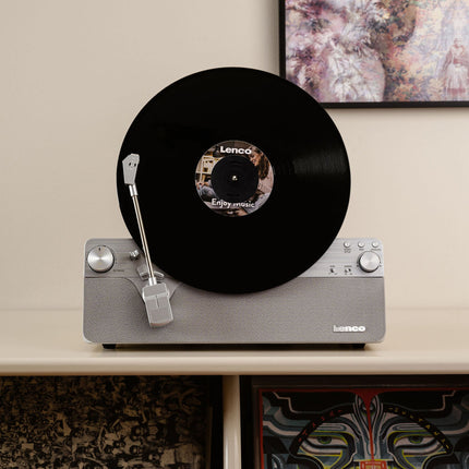 Lenco LSA-071 pe o comodă, cu un disc de vinil așezat vertical