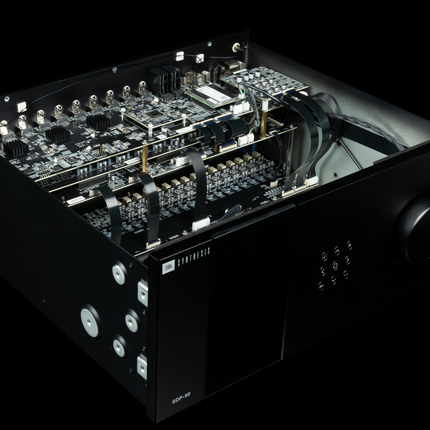 Interiorul procesorului JBL Synthesis SDP-60, cu placile de circuit si radiatoarele vizibile sub capacul ridicat