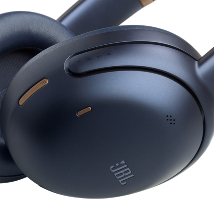 Căști over-ear wireless JBL Tour One M3 albastre, detaliu cu finisajul cupei