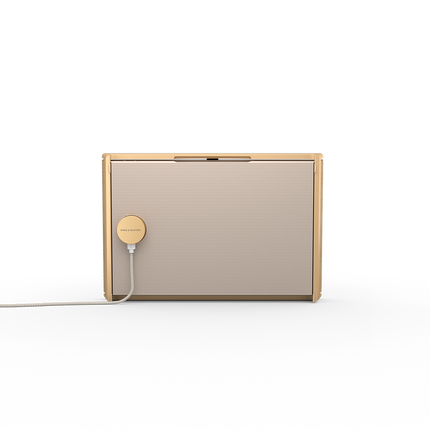 Beosound Level in Gold Tone / Light Oak, spate cu incarcatorul Easy Charge
