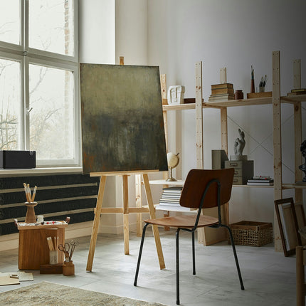 Boxa Klipsch The One Plus in finisaj Ebony, asezata pe pervazul unui atelier de pictura
