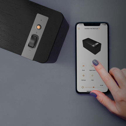 Aplicatia Klipsch Connect afisand boxa The One Plus, alaturi de unitatea in finisaj Ebony