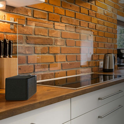 Boxa Klipsch The One Plus in finisaj Ebony, pe blatul de lemn al unei bucatarii