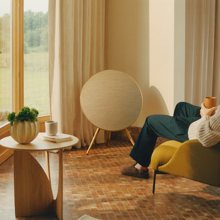 Beosound A9 în finisajul Gold Tone — lifestyle