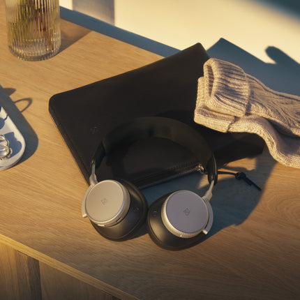 Bang & Olufsen Beoplay H100 în finisajul Infinite Black — lifestyle