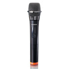 Microfonul wireless Lenco MCW-011, negru, cu grilă metalică, lângă receiverul mini cu mufă jack