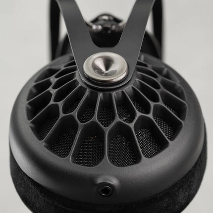 Meze Audio 105 AER - cupa neagra din PC-ABS, cu grila fagure