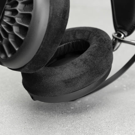 Meze Audio 105 AER - casca vazuta lateral, pe suport