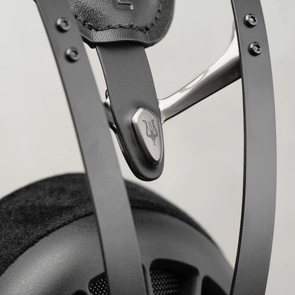 Meze Audio 105 AER - bratul si articulatia, in prim-plan