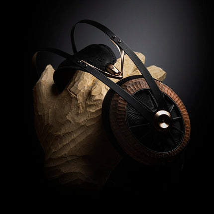 Meze Audio 109 PRO PRIMAL - casca asezata pe o piatra, pe fundal intunecat