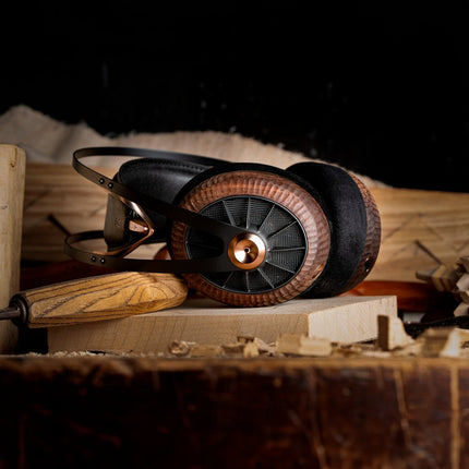 Meze Audio 109 PRO PRIMAL - textura mata a lemnului sculptat, in prim-plan