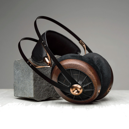 Meze Audio 109 PRO - casca asezata pe un bloc de piatra