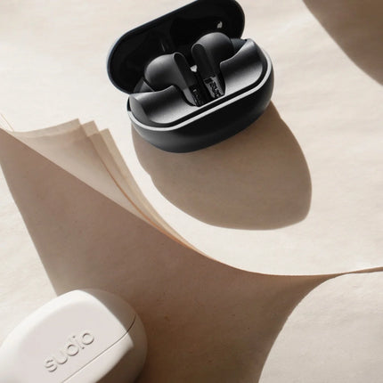 Produsul Căști true wireless Sudio N3 Pro purtat, culoarea negru titan
