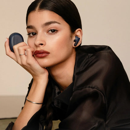 Produsul Căști true wireless Sudio N3 Pro purtat, culoarea bleumarin
