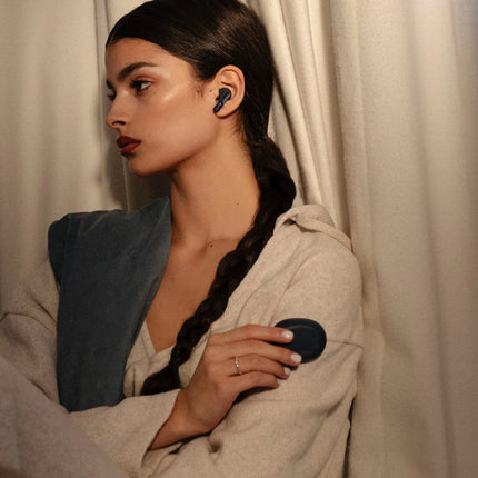 Produsul Căști true wireless Sudio N3 Pro purtat, culoarea bleumarin