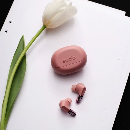 Produsul Căști true wireless Sudio N3 Pro purtat, culoarea roz