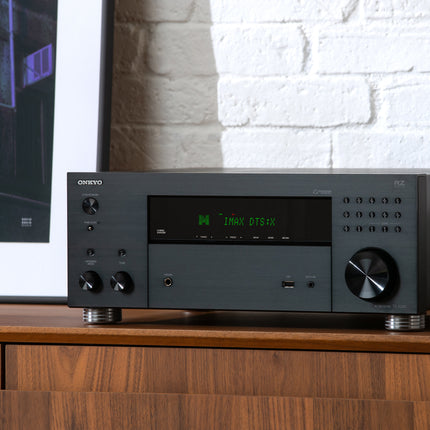 Detaliu cu partea frontala a receiverului Onkyo TX-RZ30: butoane, mufa de casti si port USB