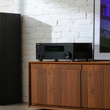 Receiverul Onkyo TX-RZ30 langa o incinta de podea, intr-un sistem de home cinema