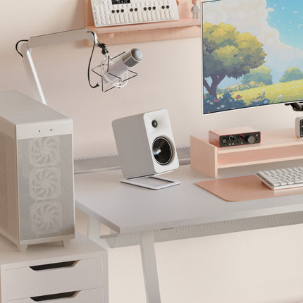 Boxă activă Kanto Audio ORA4 albă pe un stand de birou, lângă monitor, tastatură și interfață audio