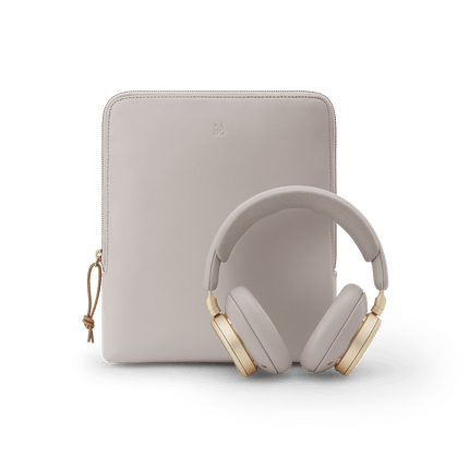 Bang & Olufsen Beoplay H100 în finisajul Hourglass Sand — husa inclusă