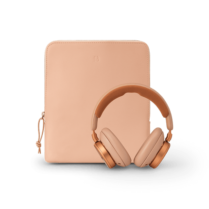 Bang & Olufsen Beoplay H100 în finisajul Sunset Apricot — husa inclusă