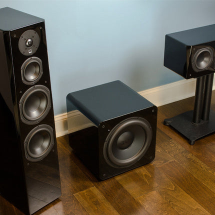 SVS Prime Tower alături de un subwoofer și o boxă de centru pe stand