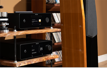 Rotel Michi Prestige Q430 pe raftul de sus, deasupra unui amplificator Michi Prestige X430