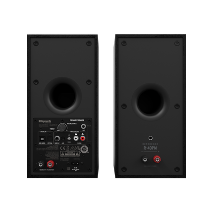 Panourile din spate ale perechii Klipsch R-40PM: boxa activa cu intrari USB, optic, AUX si phono si iesire de subwoofer, alaturi de boxa pasiva cu port bass-reflex