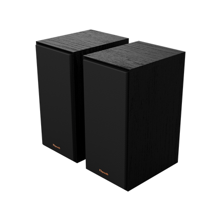 Perechea Klipsch R-40PM in unghi de trei sferturi, cu grilele montate si textura de lemn a incintei vizibila