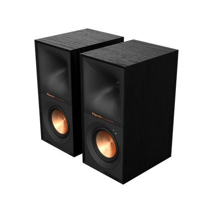 Perechea Klipsch R-40PM in unghi de trei sferturi, fara grile, cu wooferele de cupru in prim-plan