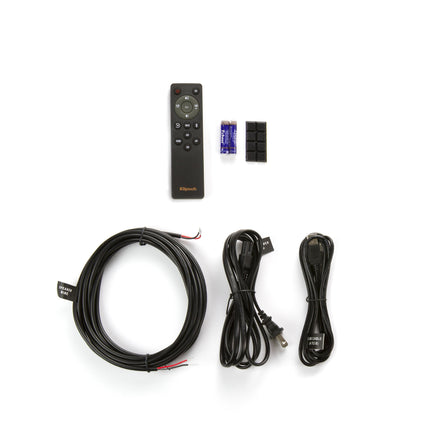 Accesoriile incluse cu Klipsch R-41PM: telecomanda cu baterii, picioruse de cauciuc, cablu de boxa, cablu USB si cablu de alimentare (in imagine, modelul nord-american; in Romania se livreaza cel european)
