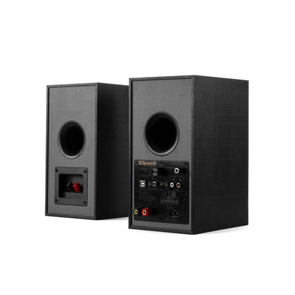Spatele perechii Klipsch R-41PM: incinta pasiva cu borne si incinta activa cu panoul complet de conectica