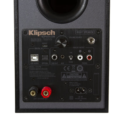 Prim-plan pe panoul incintei active Klipsch R-41PM, cu intrarile USB, optica, auxiliara si phono si cu iesirea de subwoofer