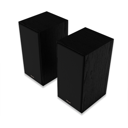 Perechea Klipsch R-50M cu grilele magnetice montate, vedere in trei sferturi