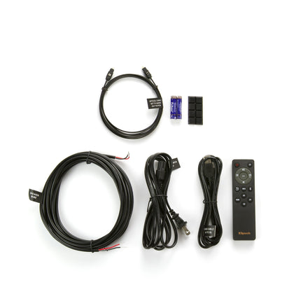 Accesoriile incluse cu Klipsch R-51PM: telecomanda, cablu optic, cablu de boxa, cablu USB, cablu de alimentare, baterii si picioare de cauciuc