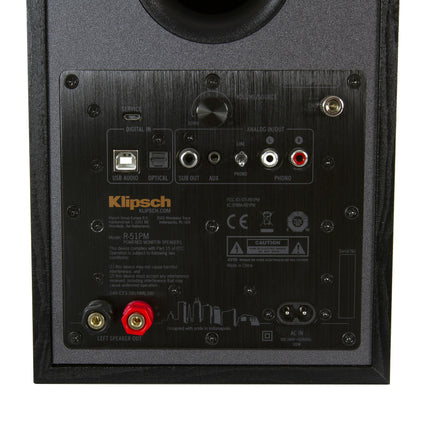 Panoul din spate al incintei active Klipsch R-51PM, cu intrarile USB, optic, AUX, phono si iesirea de subwoofer