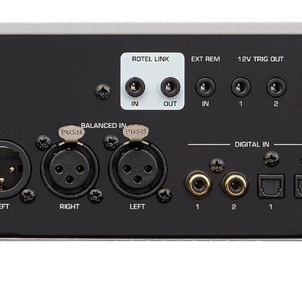 Rotel RC-1572MKII, panoul din spate cu intrările și ieșirile RCA, XLR și digitale