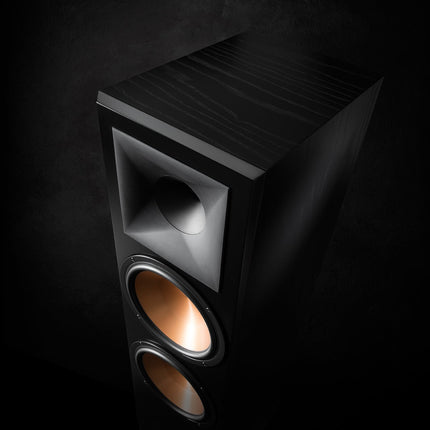 Prim-plan cu hornul Tractrix 90x90 si woofrele Cerametallic ale boxei Klipsch RF-7 III