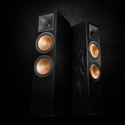 Doua boxe Klipsch RF-7 III in finisaj negru, vazute din unghi, cu hornurile si wooferele vizibile