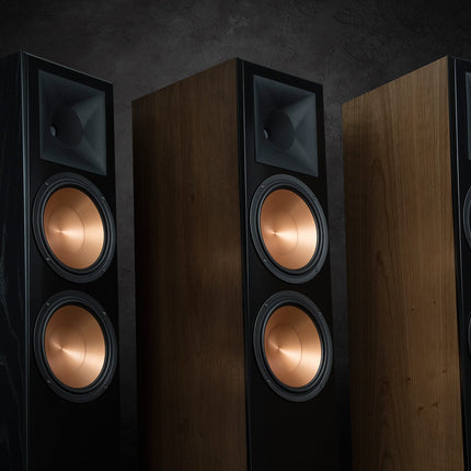Cele trei finisaje ale boxei Klipsch RF-7 III alaturate: frasin negru, cires si nuc