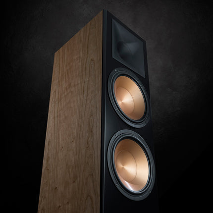 Prim-plan cu wooferele Cerametallic de 10 inch si hornul Tractrix pe o incinta Klipsch RF-7 III in nuc