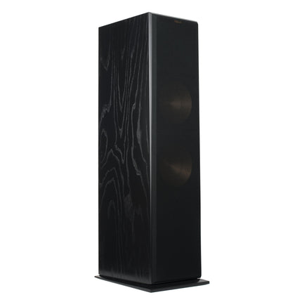 Boxa Klipsch RF-7 III in finisaj Black, vazuta din unghi, cu masca de protectie montata