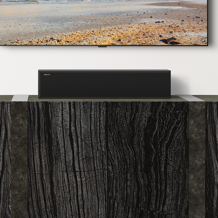 Klipsch RP-404C II asezata pe un bufet de lemn, sub televizor