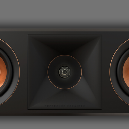 Prim-plan cu hornul Tractrix si tweeterul din centrul boxei Klipsch RP-404C II, incadrat de doua woofere