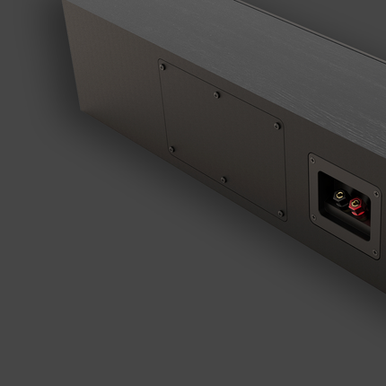 Detaliu al panoului din spate al boxei Klipsch RP-404C II, cu incinta inchisa si bornele de aluminiu