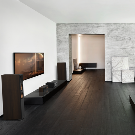 Klipsch RP-404C II in Ebony, fara grila, pe un bufet inchis la culoare sub televizor