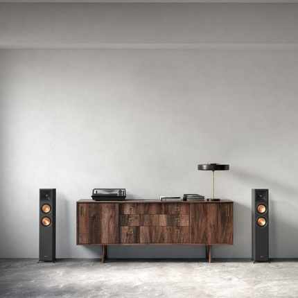 Boxe de podea Klipsch RP-5000F II intr-un interior amenajat