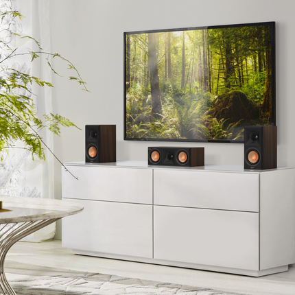 Klipsch RP-500C II in Walnut sub televizor, alaturi de doua boxe de raft vandute separat